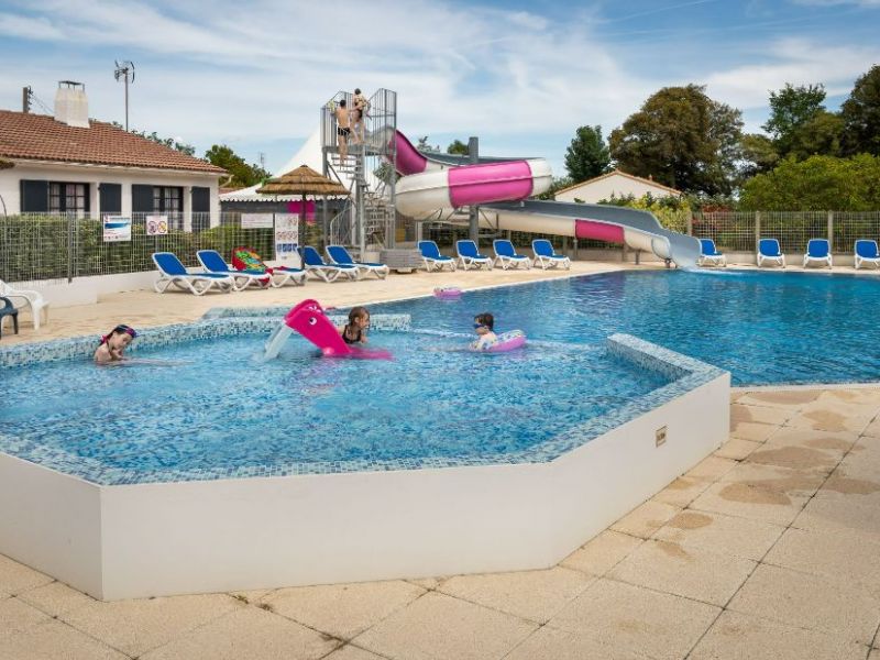 Séjournez dans un camping 4 étoiles avec piscine extérieure