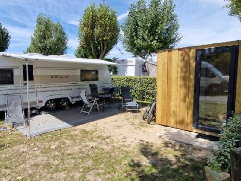 Emplacement avec sanitaire individuelle camping 4 étoiles à Saint Jean de Monts